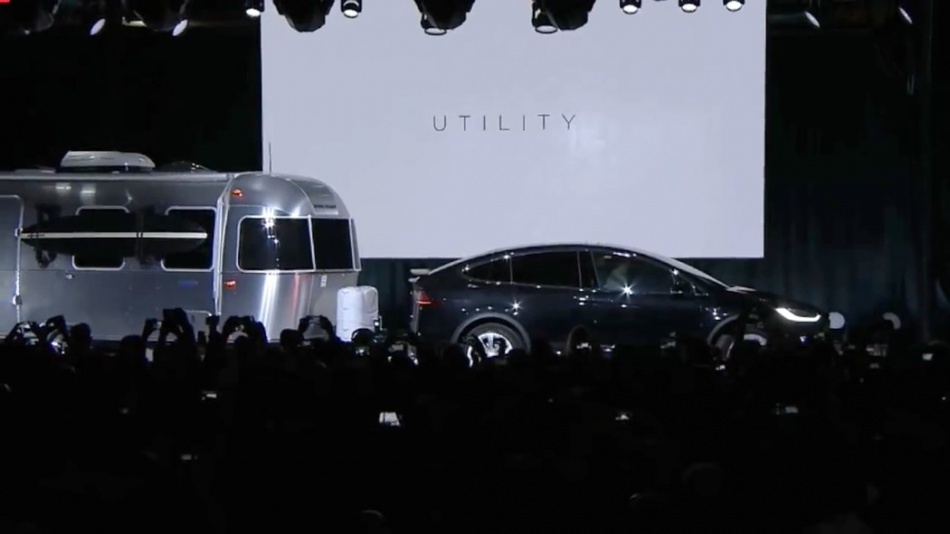 Elon Musk launches Tesla Model X (9.29.15) (720p).mp4_20151003_130806.921.jpg