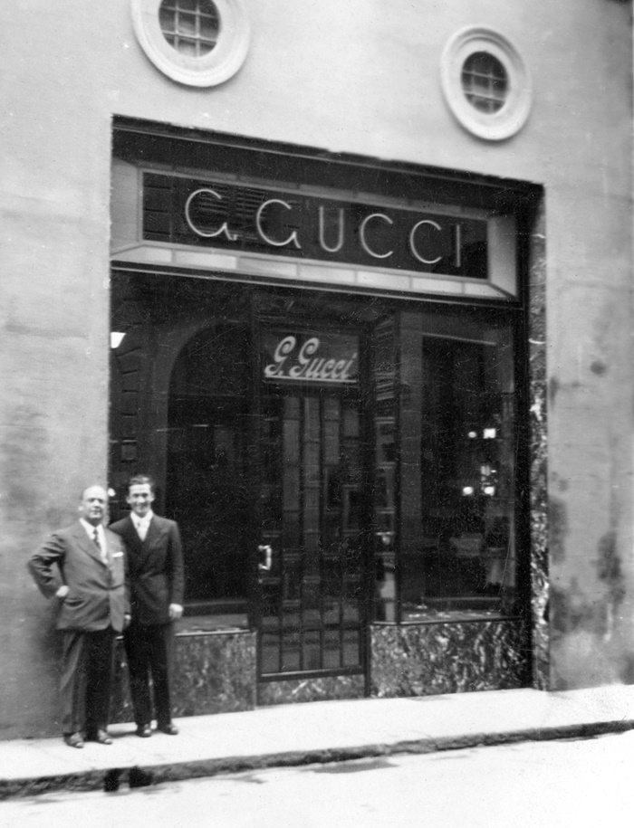 이탈리아 피렌체에 오픈한 구찌 공식매장앞에서 창립자인 구찌오 구찌와 셋째아들인 로돌프 구찌.jpg