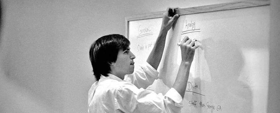 스티브 잡스 화이트보드를 쓰는 resize.png