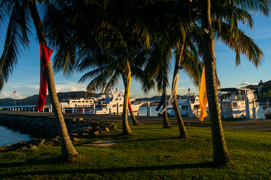  빛 좋은 날 아침 수트라하버 선착장  