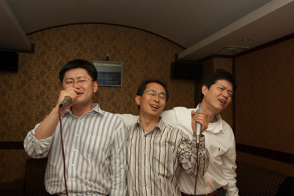 열정의 순간-디자인 품평 후 노래방에 가서 37