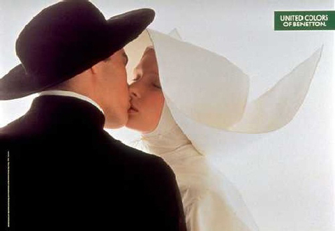 광고 차별화를 위한 10가지 비결 4 베네통의 유명한 광고 수녀와 신부