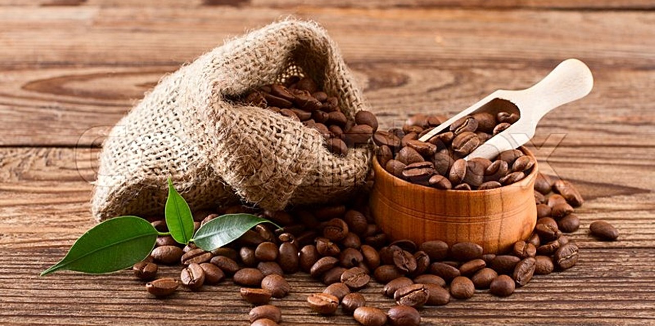 커피빈 coffee-beans-on-wood-texture.jpg