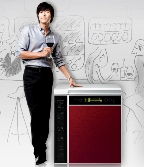 딤채광고 히스토리 - 발효과학에서 오리지널까지 56 현빈 뚜껑식옆에서 와인잔을 들고.jpg