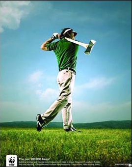 도끼를 휘두르는 골퍼_골프에서 1 Par당 200,000그룹의 나무가 베어지고 있다.jpg