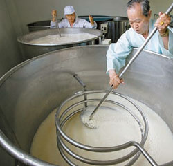 막거리를 제조하는 모습