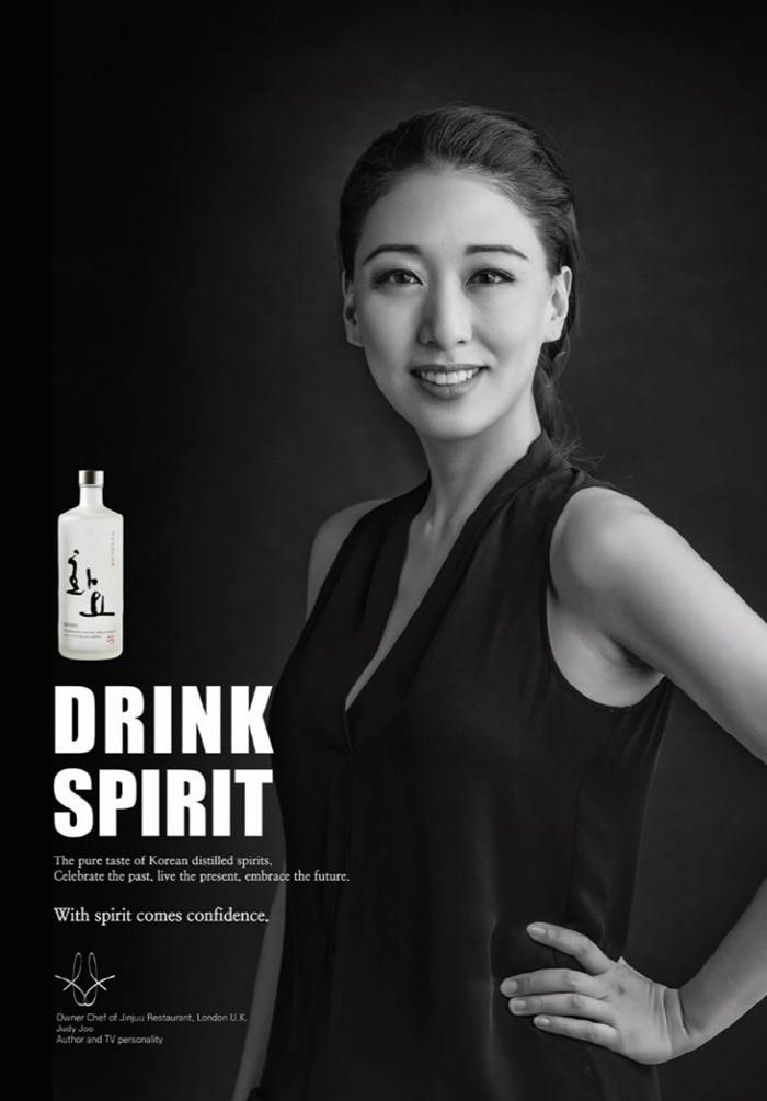 세계적인 스타 셰프 주디 주(Judy Joo)를 모델로 한 화요의 '드링크 스피릿(Drink Spirit)' 캠페인 광고.jpg