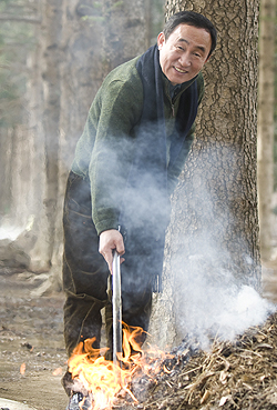 남이섬 낙엽을 태우는 강우현사장.jpg