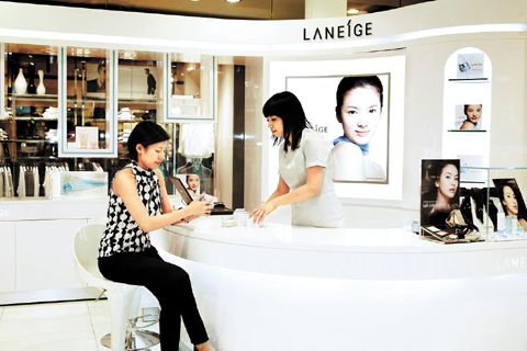 아모레페시픽,라네즈(LANEIGE) 중국진출 사례 7 중국 상하이 이세탄 백화점에 있는 라네즈 매장.jpg