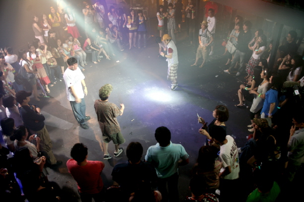 클럽을 통한 마케팅 사례, BMW의 패리스힐튼, 앱솔루트 레드 스팽글, 바슈롬 HD 73 바슈룸 HD 클럽 파티, 신나게 놀아보자...힙합 비보이들의 배틀