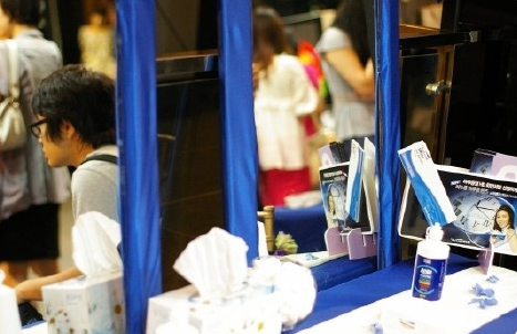 클럽을 통한 마케팅 사례, BMW의 패리스힐튼, 앱솔루트 레드 스팽글, 바슈롬 HD 71 바슈룸 HD 클럽 파티, 1층에 마련된 바슈롬 HD 렌즈 착용 장소