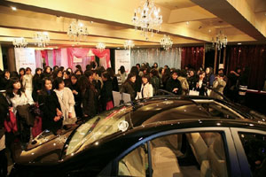 클럽을 통한 마케팅 사례, BMW의 패리스힐튼, 앱솔루트 레드 스팽글, 바슈롬 HD 75 클럽 뷔셀에서 열린 ‘우먼현대’ 주최 파티