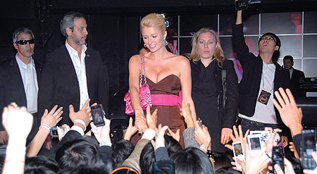 클럽을 통한 마케팅 사례, BMW의 패리스힐튼, 앱솔루트 레드 스팽글, 바슈롬 HD 74 클럽 서클에서 펼쳐진 BMW자선파티에 참석한 패리스 힐튼