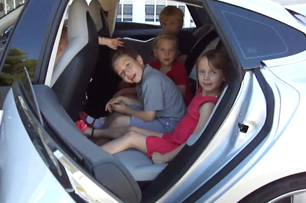 테슬라가 브랜드를 키워가는 방법 - 사용 경험을 통한 구전으로 성공하기 (TESLAs Brand building case study) 9 여유로운 뒤 트렁크