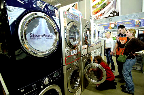 미국 주요 유통중의 하나인 홈데포에서 LG세탁기를 살펴보는 소비자들