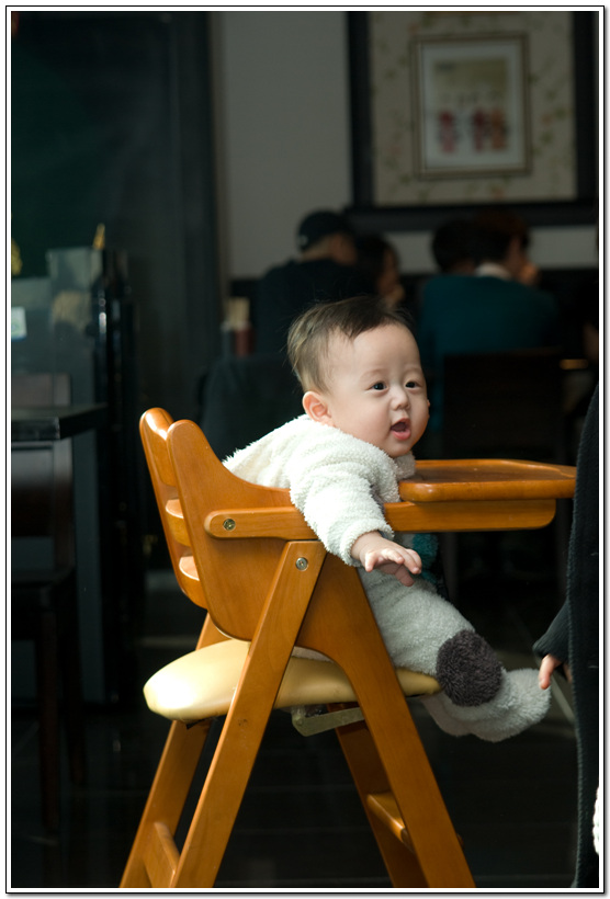 이젠 혼자 앉을 수 있어요...은결 1 크리스마스날 식사하러가서-4797.jpg