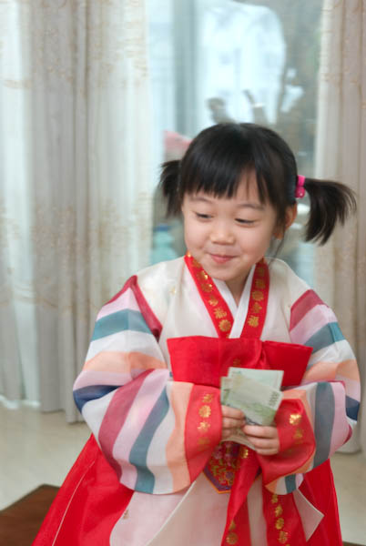 설날 풍경 - 대전에서 14 대전 세배돈을 받고 좋아하는 은우-6117.jpg