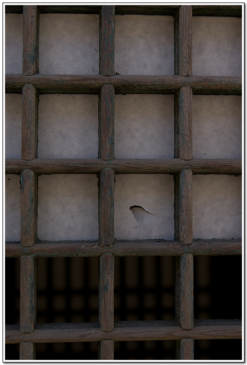 덕수궁에서 발견하는 옛것의 흔적들 84 누구의 호기심일까? 살짝 찢겨진 옛 문창호지