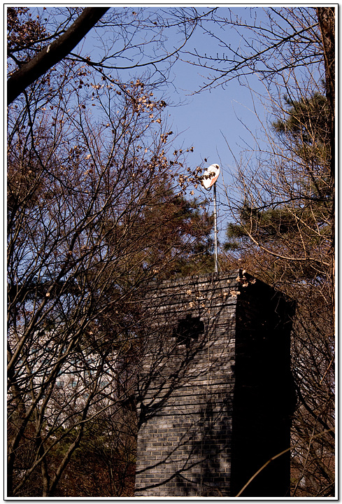 덕수궁에서 발견하는 옛것의 흔적들 92 고전(궁궐의 굴뚝)과 현대(안테나)