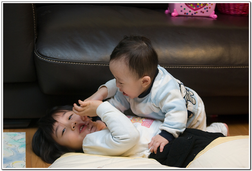 장난치는 은우와 은결 74 장난치는 은우와 은결 26