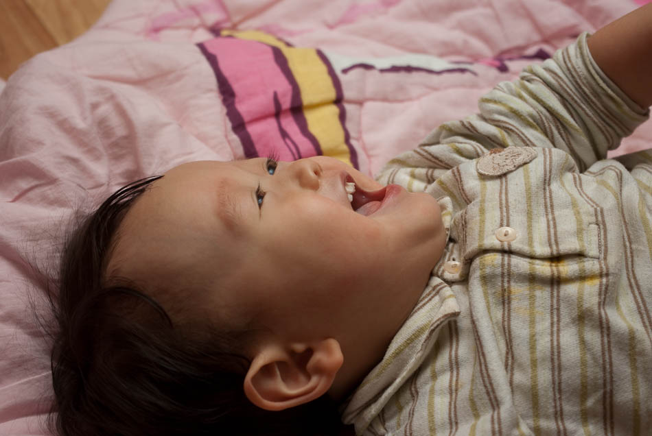 이불위에서 웃는 은결 81