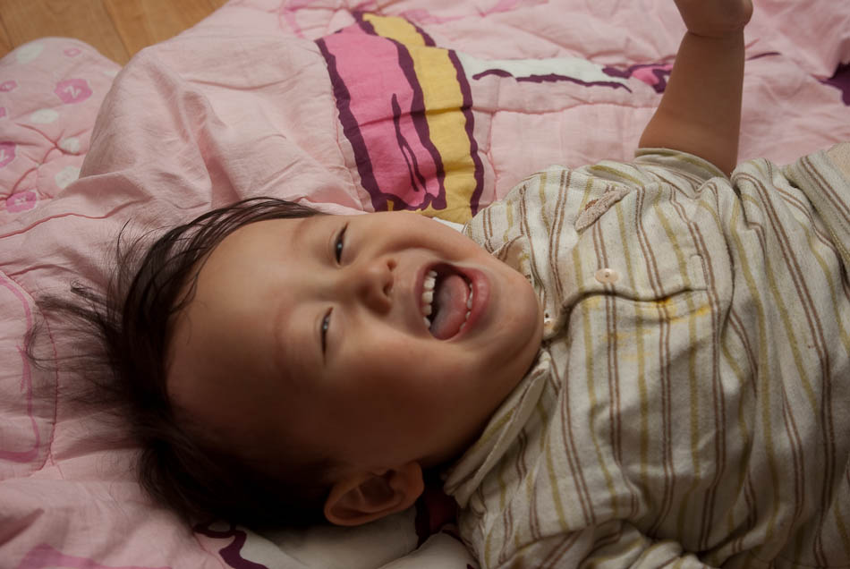 이불위에서 웃는 은결 80