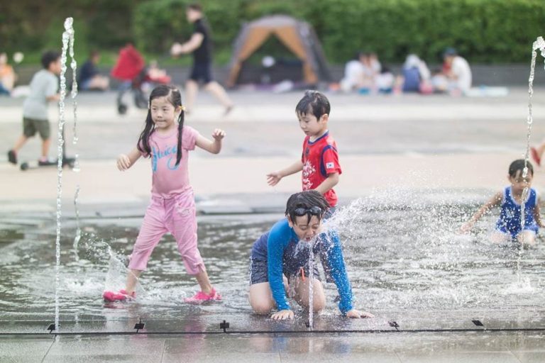 광교호수공원 어반레비(Urban levee)에서 즐거운 물놀이 풍경