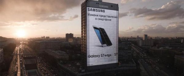 세계에서 가장 큰 핸드폰 광고 - 모스크바에 세워진 높이 80m짜리 갤럭시S7 옥외광고 2