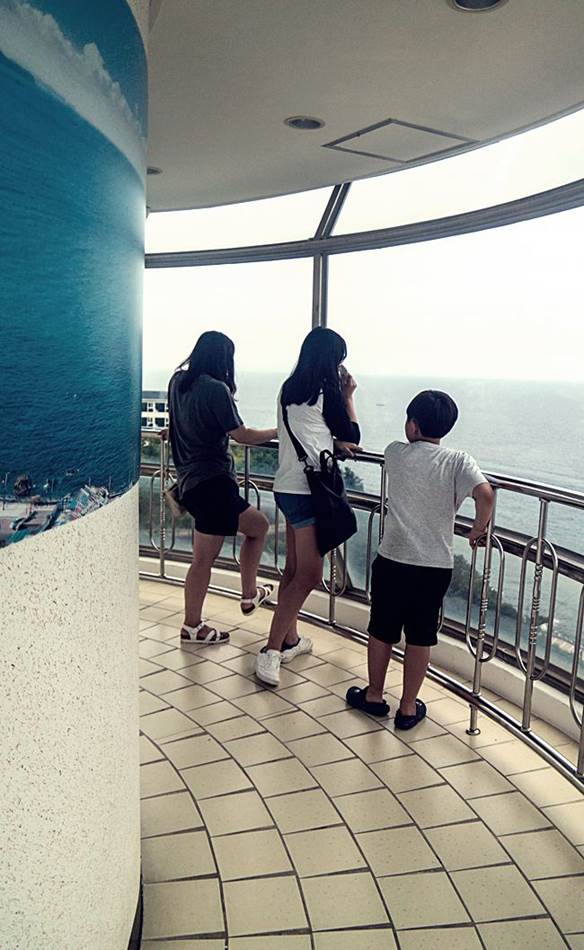 묵호 등대_묵호 등대위에서 바다를 조망하고 있는 모습-8349