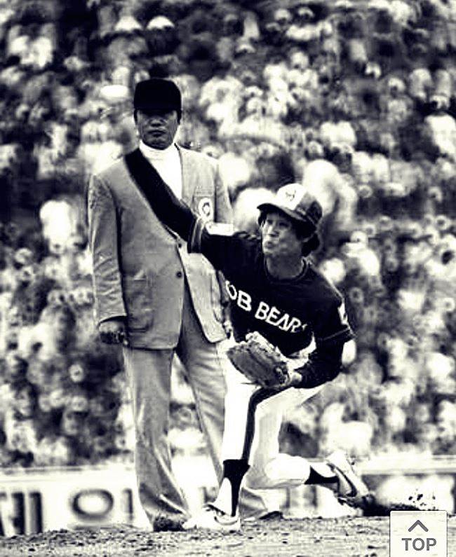 박철순_1982년 역동적을 투구를하는 박철순