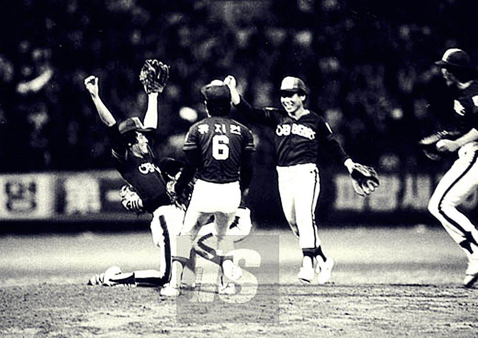 박철순_1982년 한국시리즈 우승 후 무릎을 끊은 채 두손을 번쩍 들어 올리다