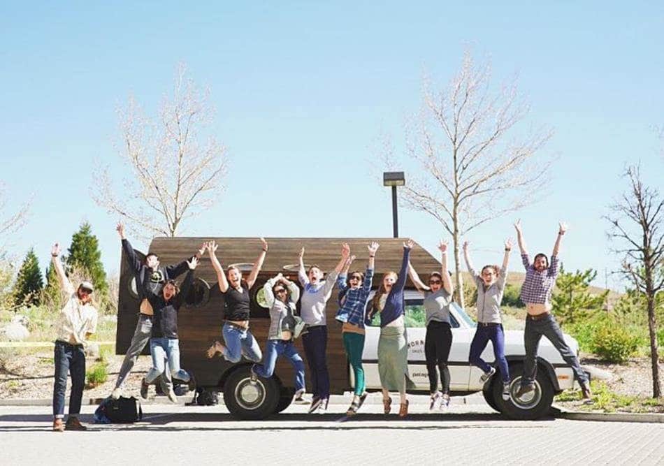 wornwear 수선 트럭앞에서 포즈를 취한 사용자들