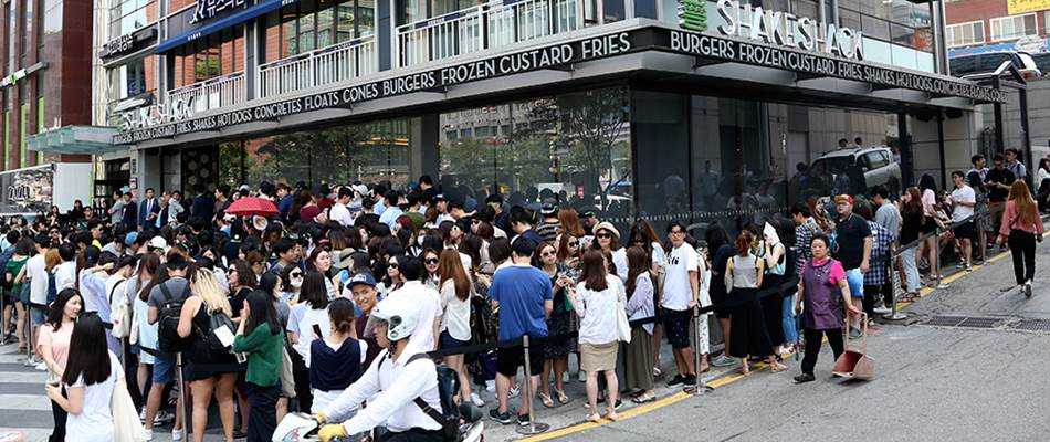 쉐이크쉑 강남점에서 순서를 기다리는 인파들_사진 조선일보_20160727