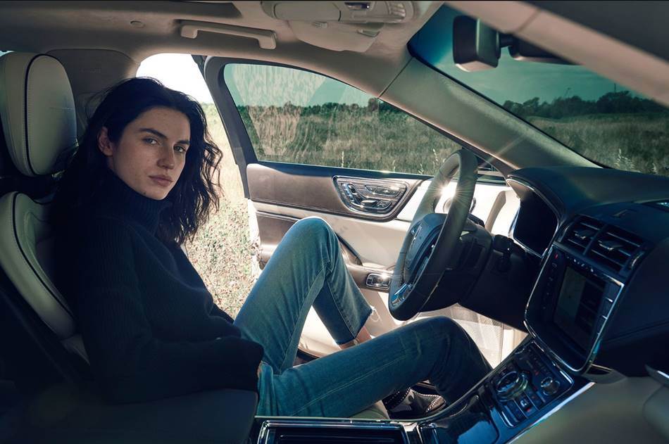lincoln-continental-campaign-2017_%ec%95%a0%eb%8b%88-%eb%a0%88%eb%b3%b4%eb%b9%84%ec%b8%a0annie-leibovitz_06