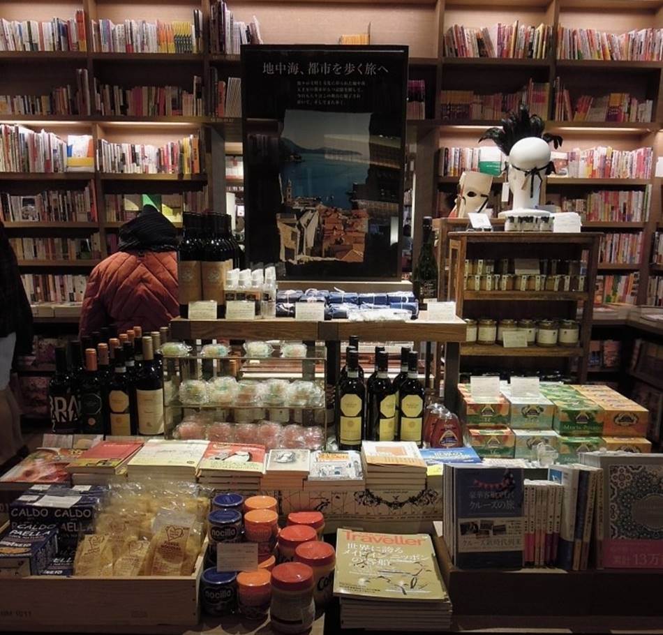 숲속의 도서관 다이칸야마 츠타야서점 - 라이프스타일 제안과 고객가치 창출로 서점의 미래를 만들다 23 다이칸야마 츠타야서점 내 진열 모습