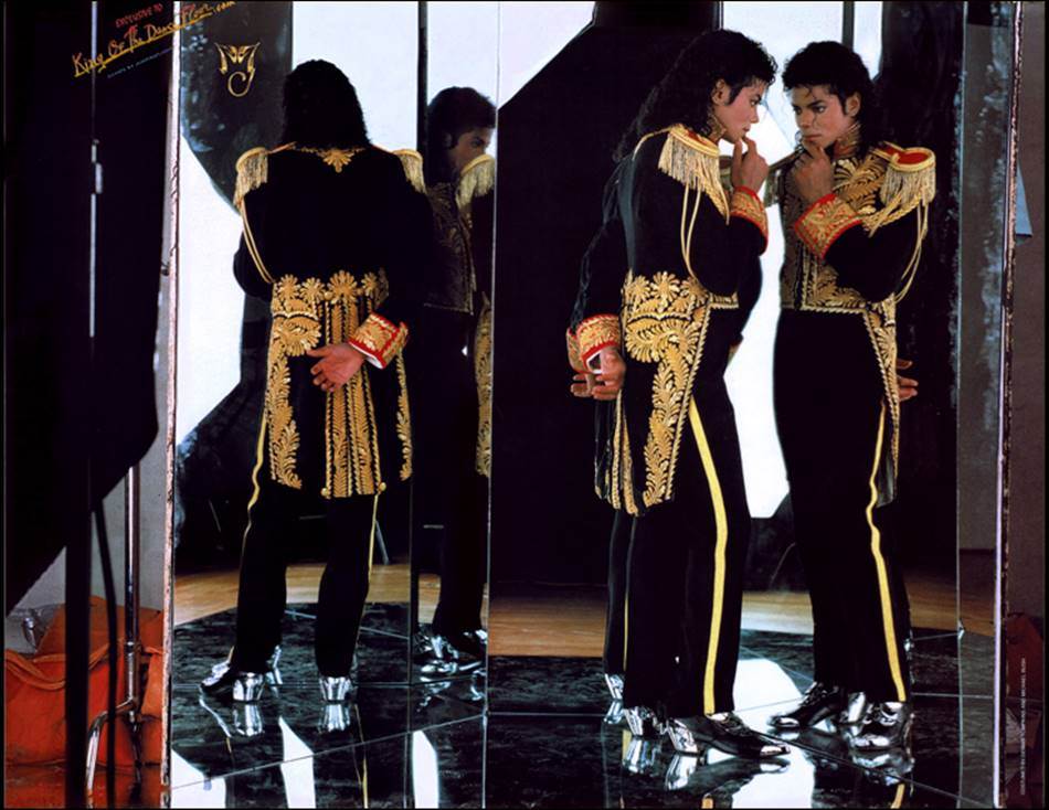 %ec%95%a0%eb%8b%88-%eb%a0%88%eb%b3%b4%eb%b9%84%ec%b8%a0annie-leibovitz_%eb%a7%88%ec%9d%b4%ed%81%b4-%ec%9e%ad%ec%8a%a8_michael-jackson-by-annie-leibovitz-1989