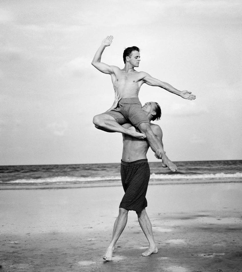 애니 레보비츠(Annie Leibovitz)_발레계의 전설 미하일 바리시니코프 Mikhail Baryshnikov and Rob Besserer Cumberland Island Georgia-1990