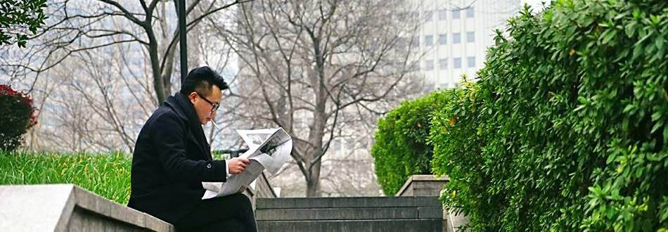 공원에서 신문읽는 남자