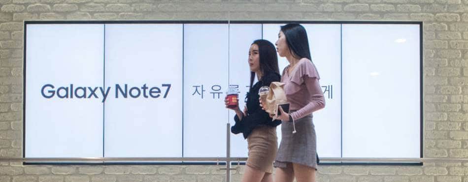 갤럭시 노트 7 광고를 지나는 여인들