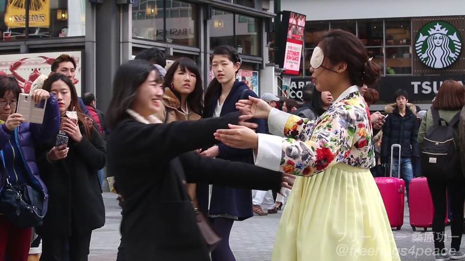 %ed%95%9c%ea%b5%ad%ec%9d%b8%ec%9d%b4-%eb%b0%98%ed%95%9c%ec%8b%9c%ec%9c%84%ed%98%84%ec%9e%a5%ec%97%90%ec%84%9c-%ed%94%84%eb%a6%ac%ed%97%88%ea%b7%b8%eb%a5%bc-%ed%95%b4%eb%b3%b4%ec%95%98%eb%8b%a4-02