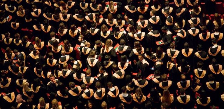 낮아지는 대학 진학율 – 새로운 변화에 대응하지 못하는 대학 졸업에 대한 의문