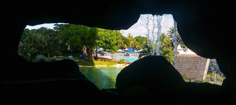 디너쇼 가는길에 만나는 동굴에서 바라본 풍경