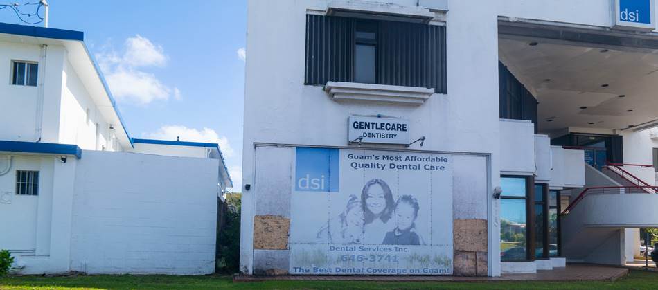 괌의 담벼락 광고