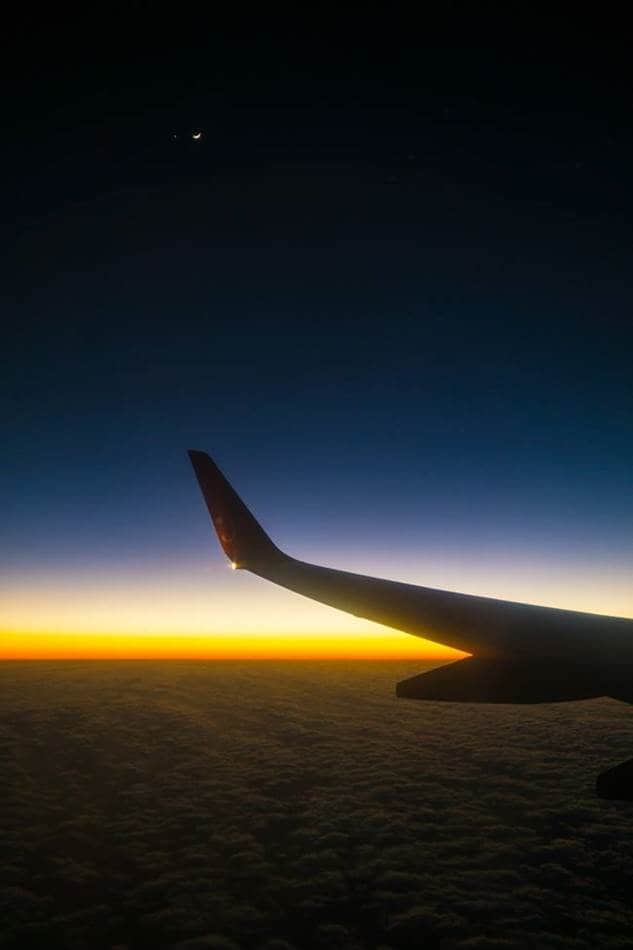 돌아오는 비행기에서 담아본 일몰 후 풍경 그리고 초승달 