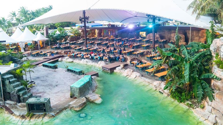 사람들로 점차 채워지고 있는 디너쇼장