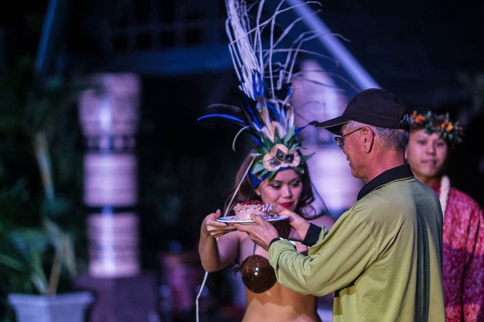 디너쇼가 시작되기 전에 생일케익을 받는 장인어른