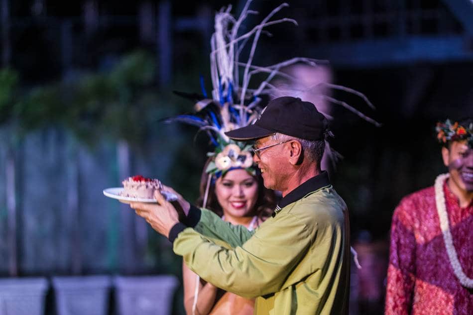 디너쇼가 시작되기 전에 생일케익을 받는 장인어른