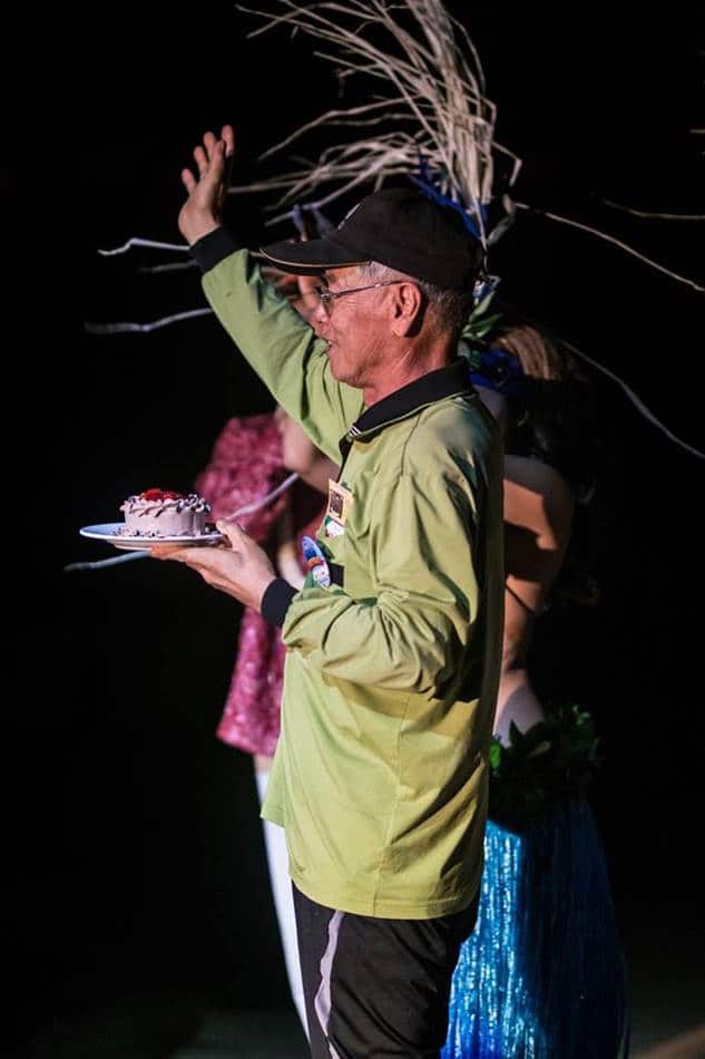 디너쇼가 시작되기 전에 생일케익을 받는 장인어른