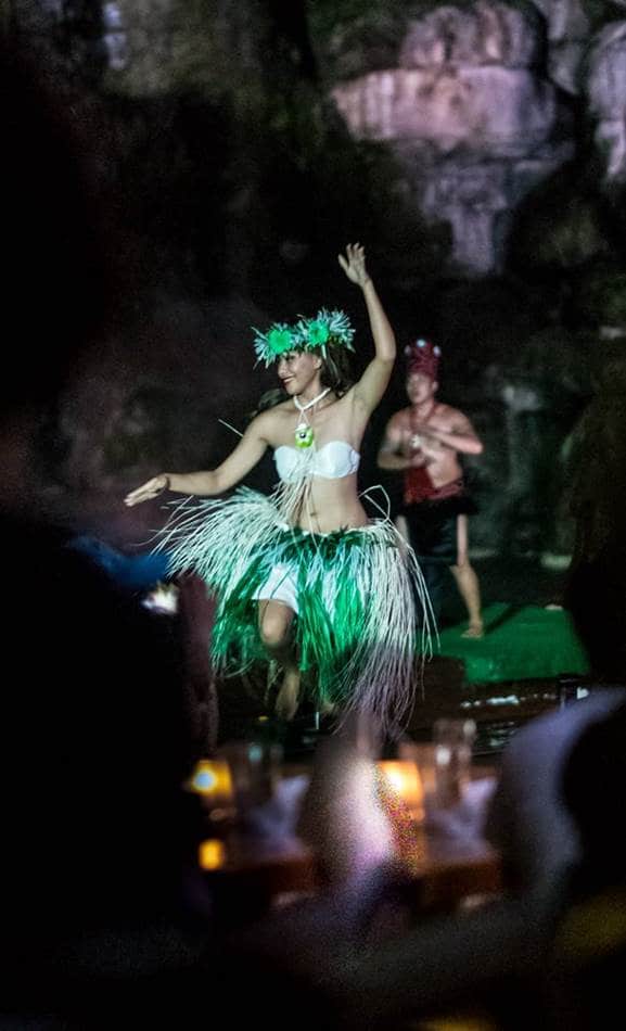 퍼시픽 판타지 디너쇼 (Pacific Fantasy Dinner Show) 장면