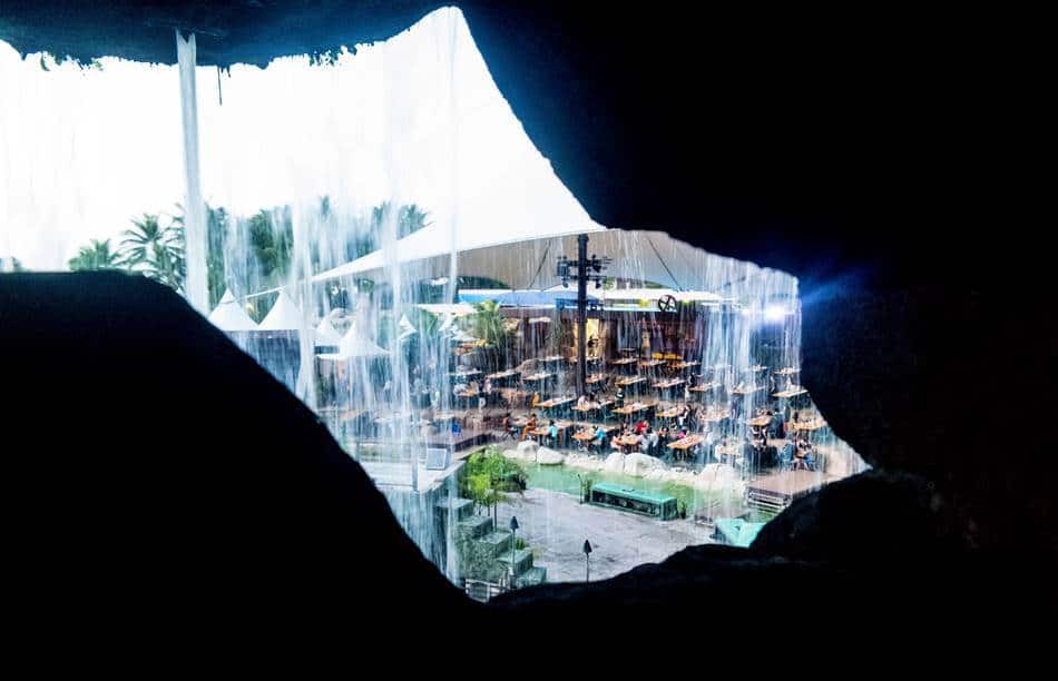 디너쇼 가는 길에 있는 동굴